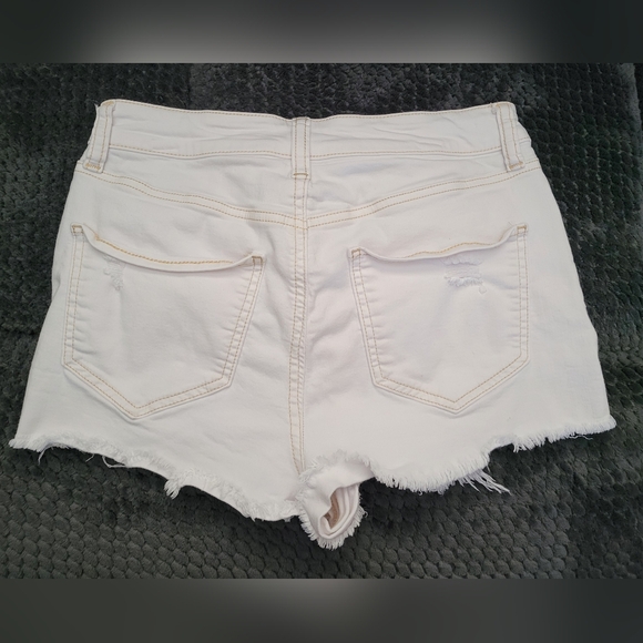 SO Junior 7/28 White Distressed High Rise Shorts - Picture 2 of 3